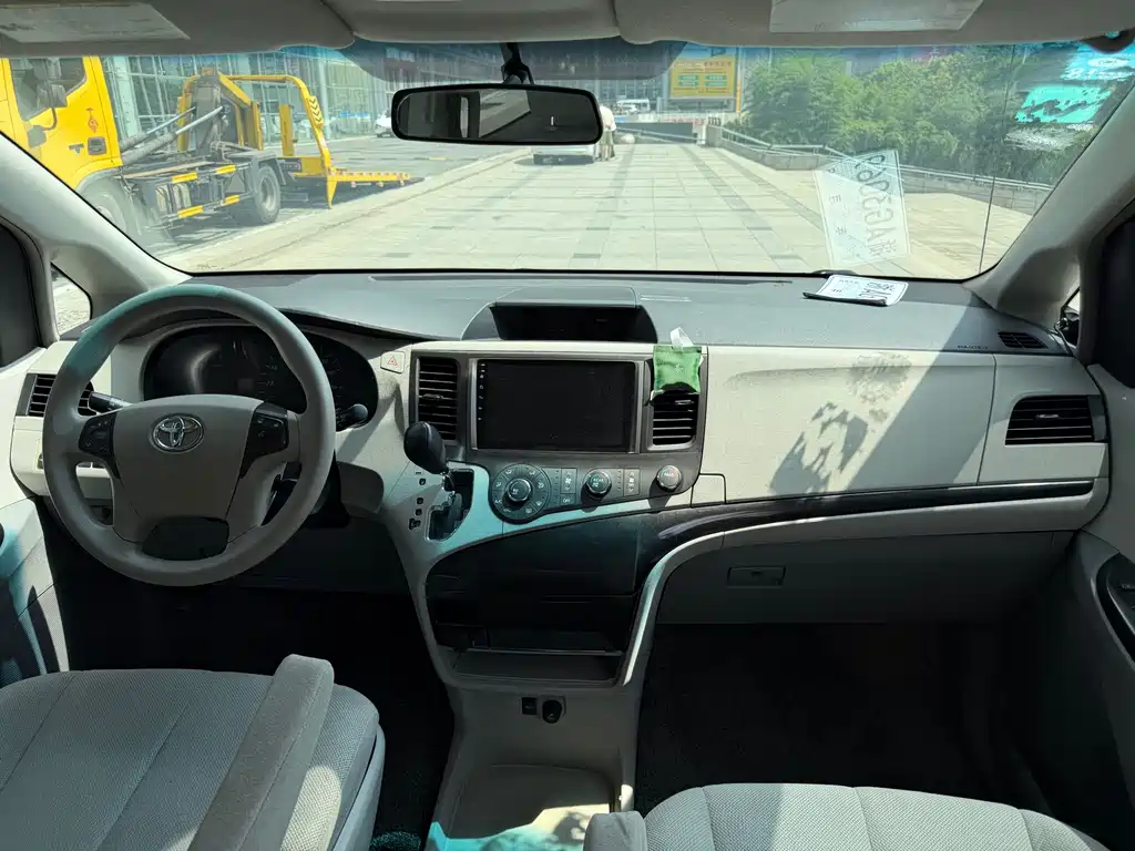 Toyota Sienna — миниатюра 12