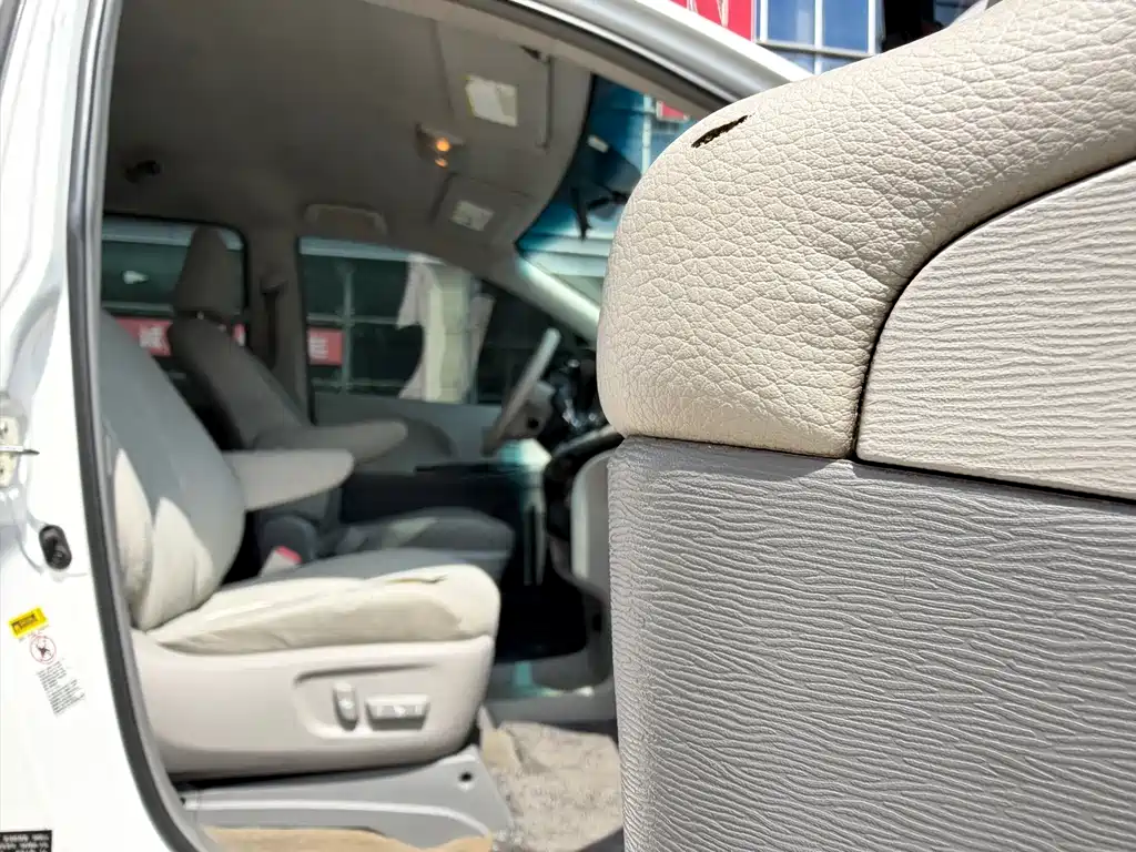 Toyota Sienna — миниатюра 8