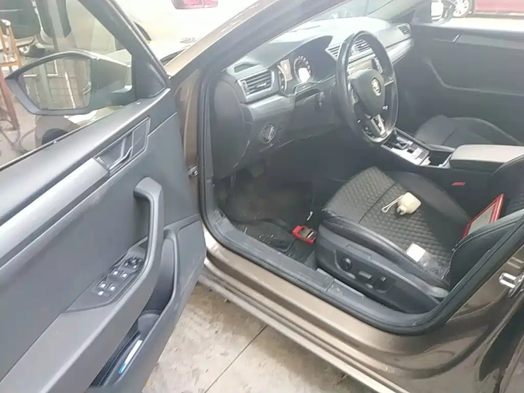 Skoda Superb — миниатюра 16