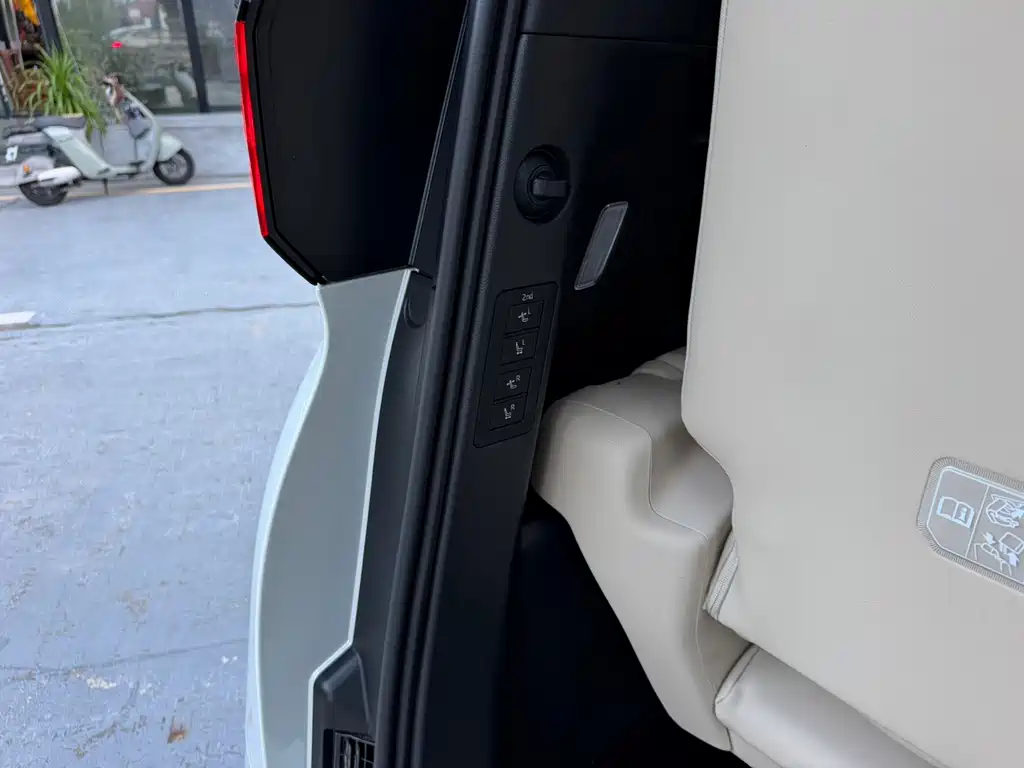Toyota Alphard — миниатюра 17