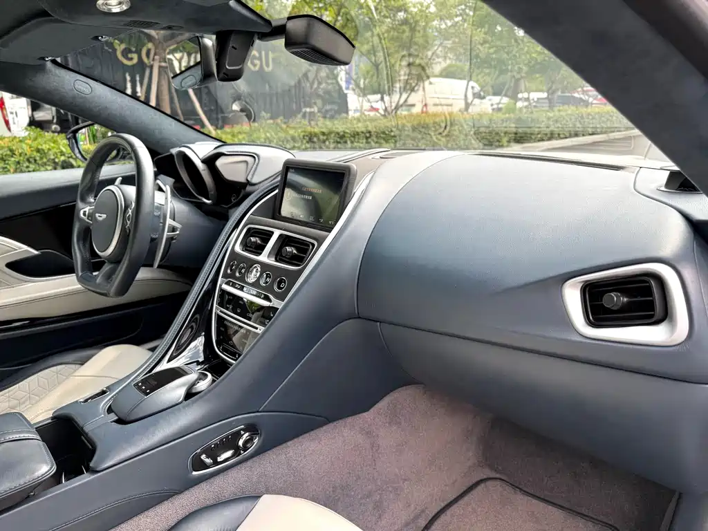 Aston Martin DBS — миниатюра 6