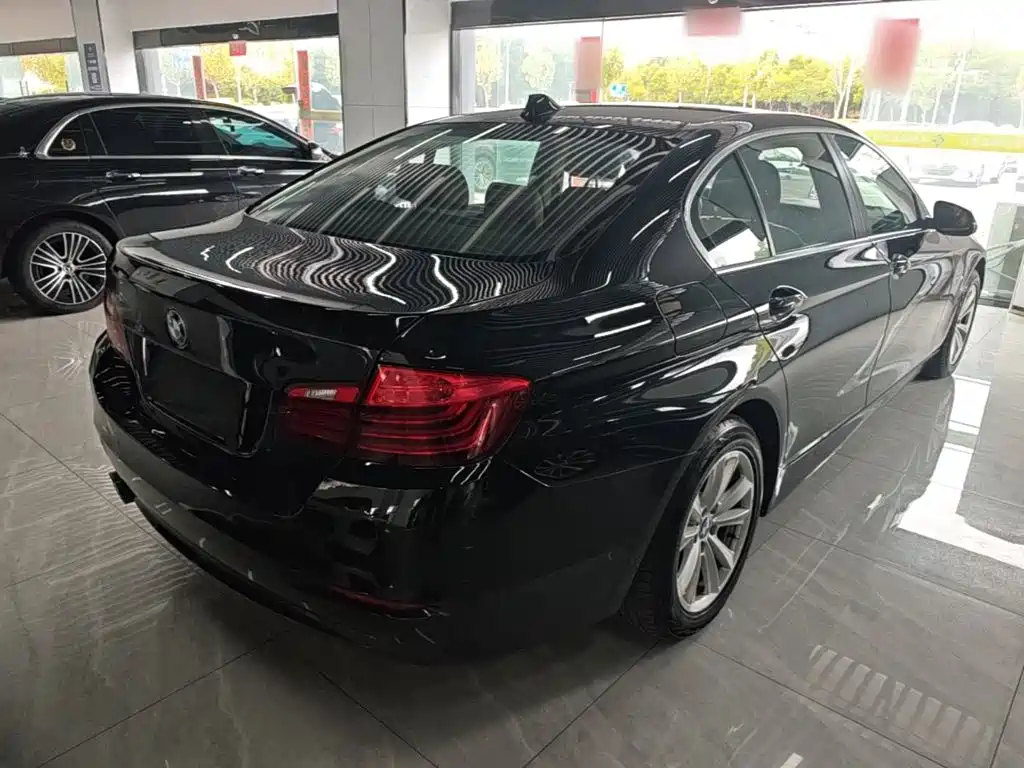 BMW 5 Series — миниатюра 7