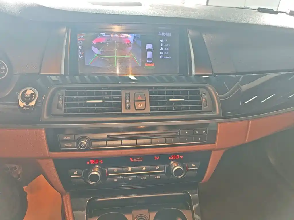 BMW 5 Series — миниатюра 13