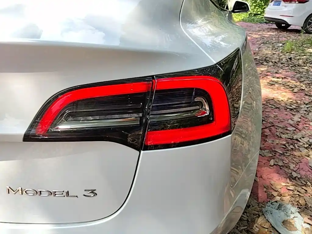 Tesla Model 3 — миниатюра 8