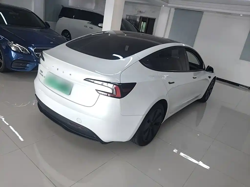 Tesla Model 3 — миниатюра 7