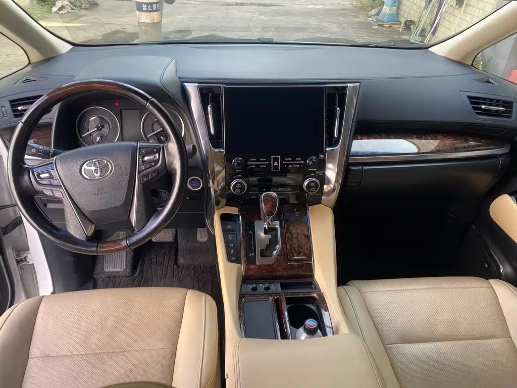 Toyota Alphard — миниатюра 5