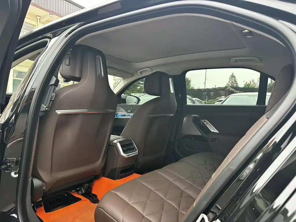 BMW 7 Series — миниатюра 7
