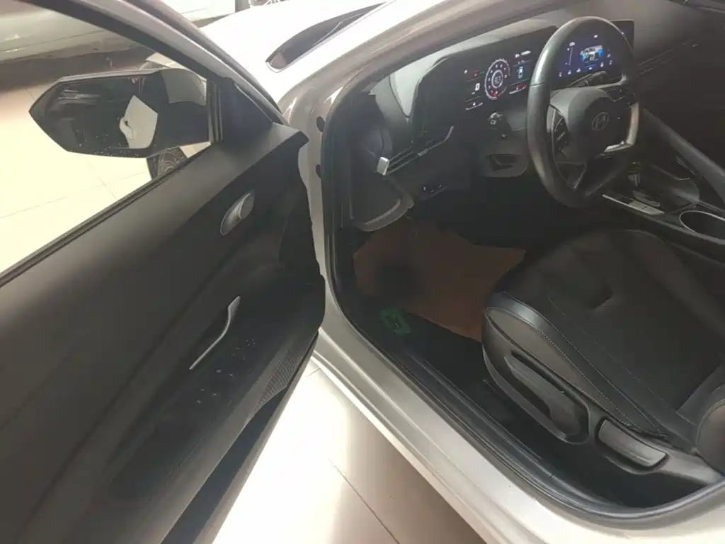 Hyundai Elantra — миниатюра 16