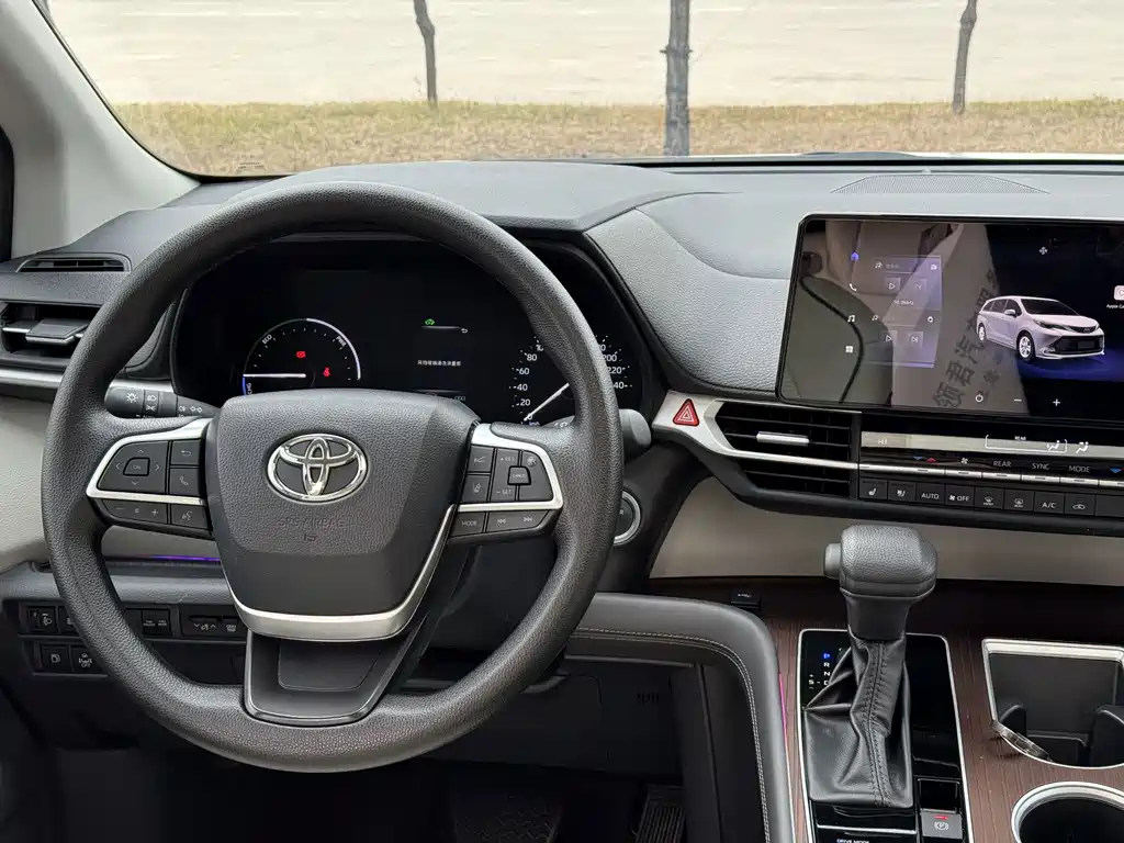 Toyota Sienna — миниатюра 9