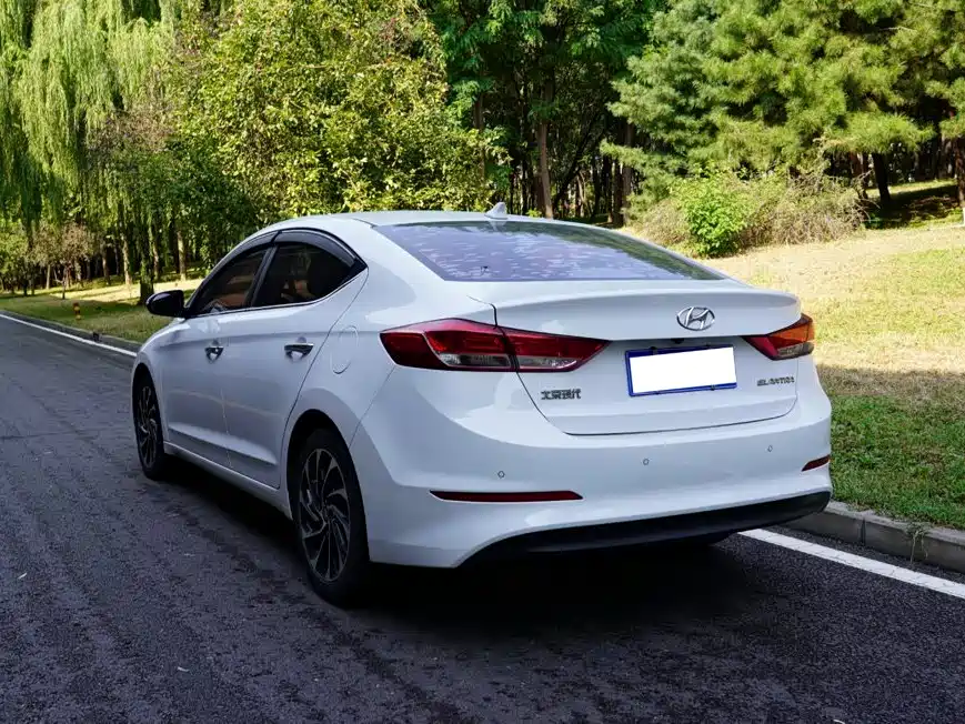 Hyundai Elantra — миниатюра 13