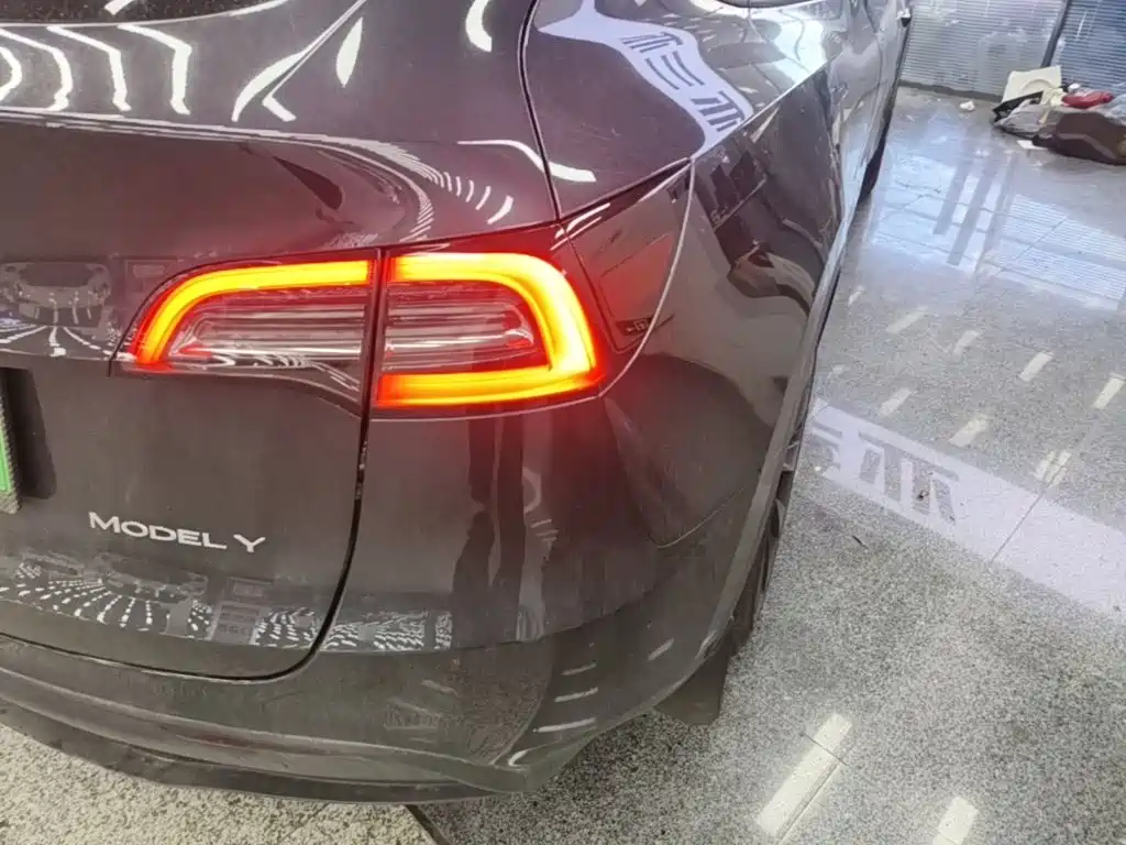Tesla Model Y — миниатюра 8