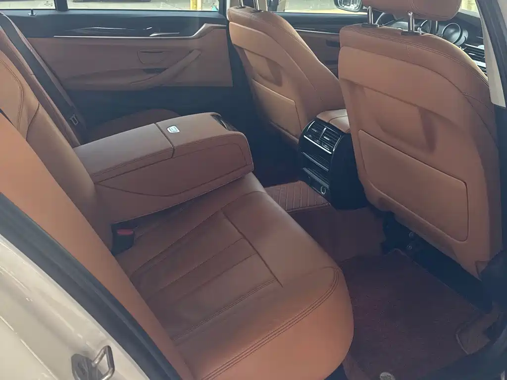 BMW 5 Series — миниатюра 9