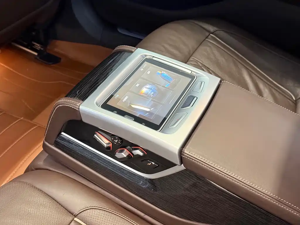 BMW 7 Series — миниатюра 11