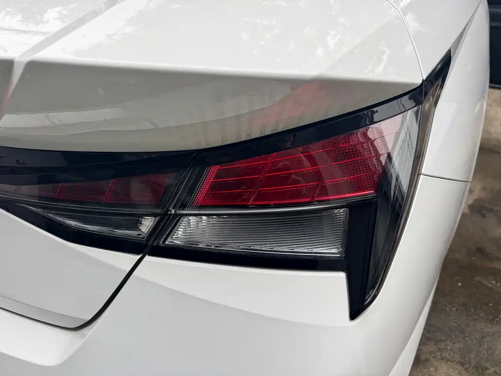 Hyundai Elantra — миниатюра 12