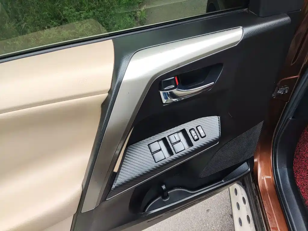 Toyota RAV4 — миниатюра 7