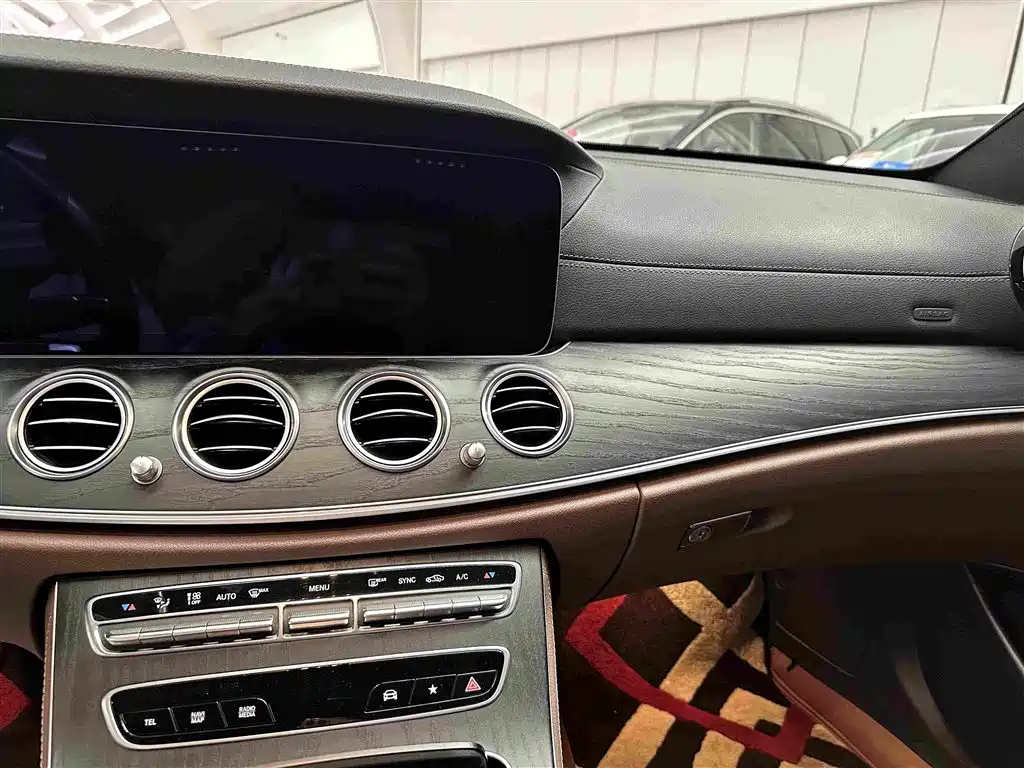 Mercedes-Benz E-Class — миниатюра 9