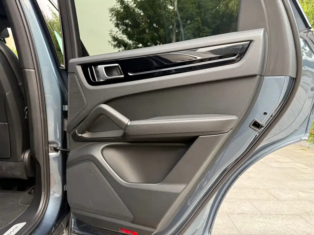 Porsche Cayenne — миниатюра 13