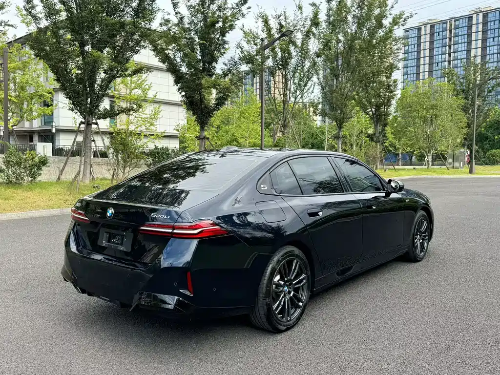 BMW 5 Series — миниатюра 9