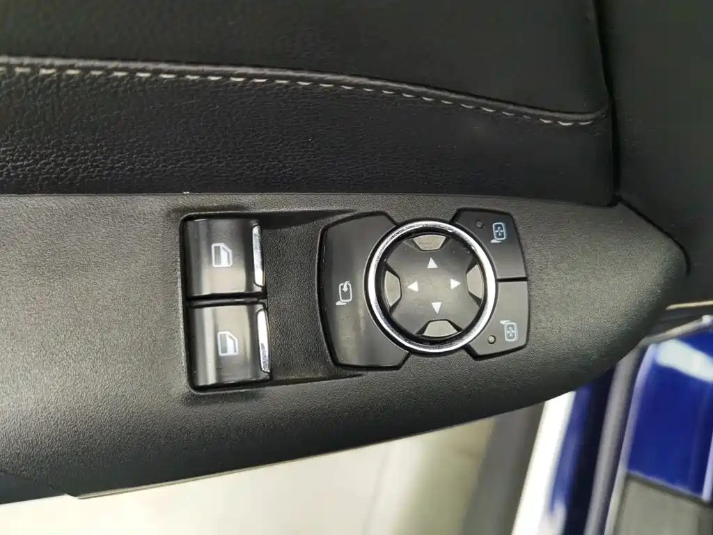 Ford Mustang — миниатюра 9