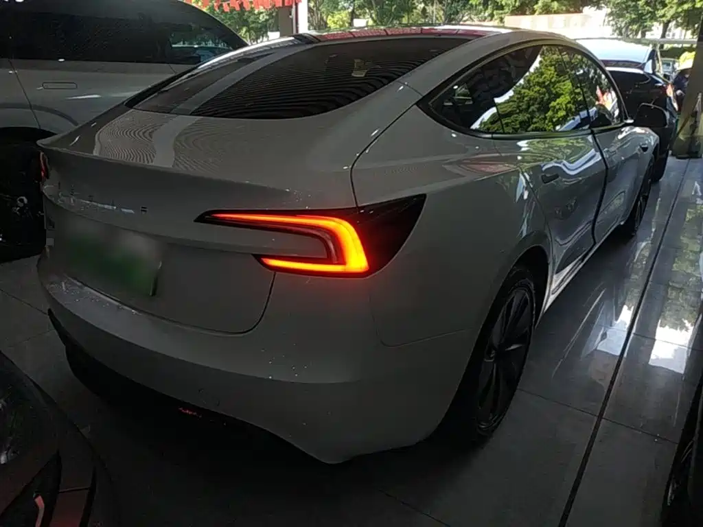 Tesla Model 3 — миниатюра 7