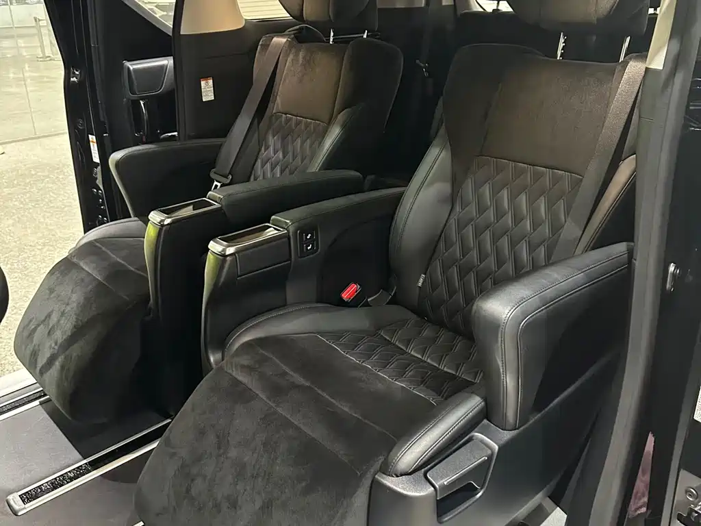 Toyota Vellfire — миниатюра 6