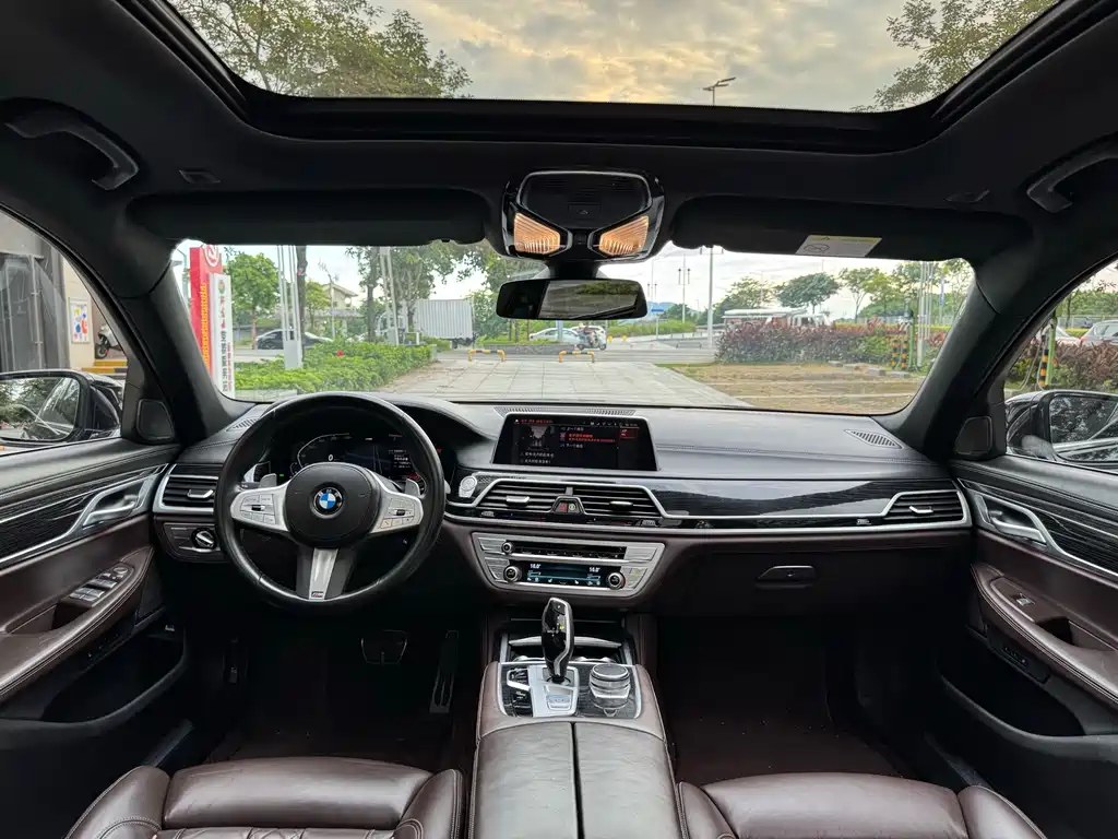 BMW 7 Series — миниатюра 8