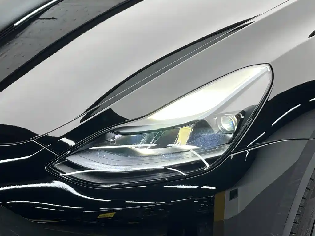 Tesla Model Y — миниатюра 9