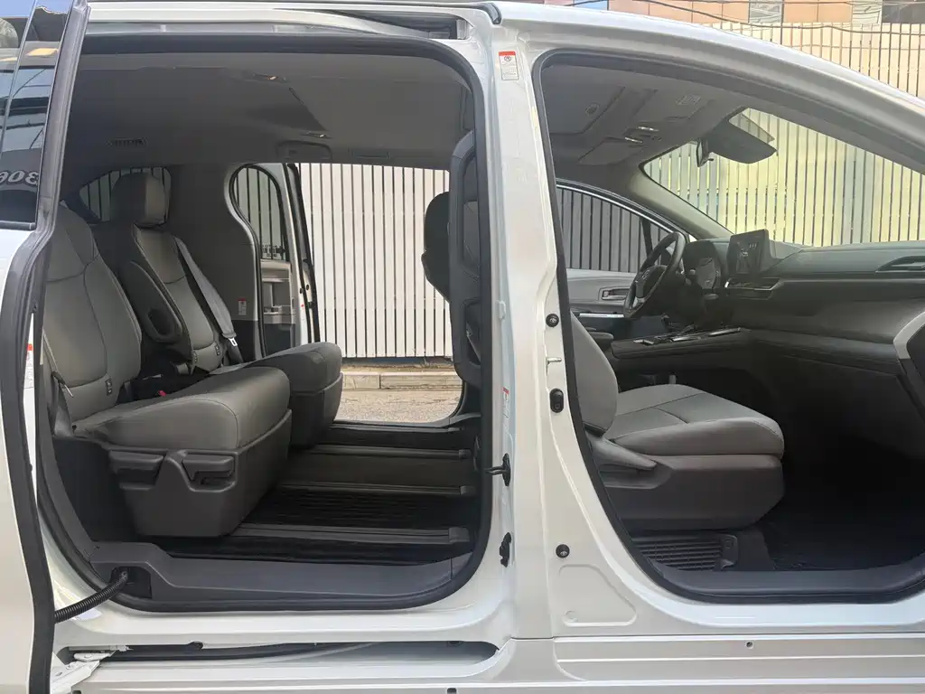 Toyota Granvia — миниатюра 10