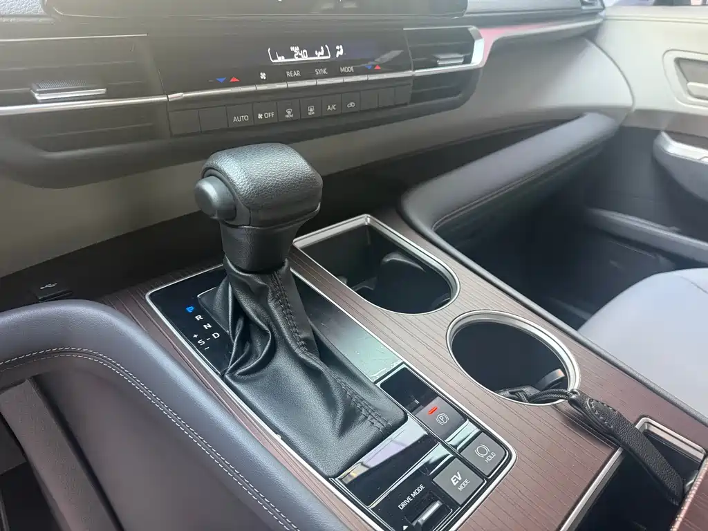 Toyota Granvia — миниатюра 5