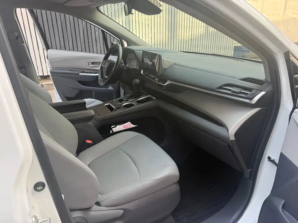 Toyota Granvia — миниатюра 9