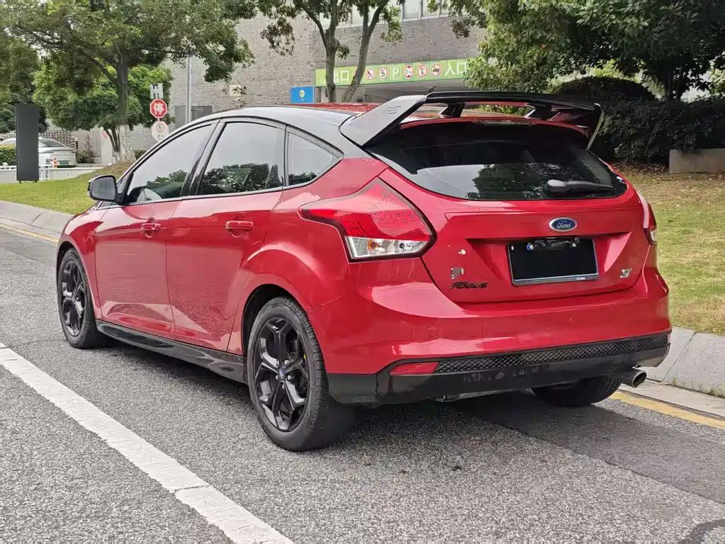 Ford Focus 2012 2.0L AT Luxury Sport