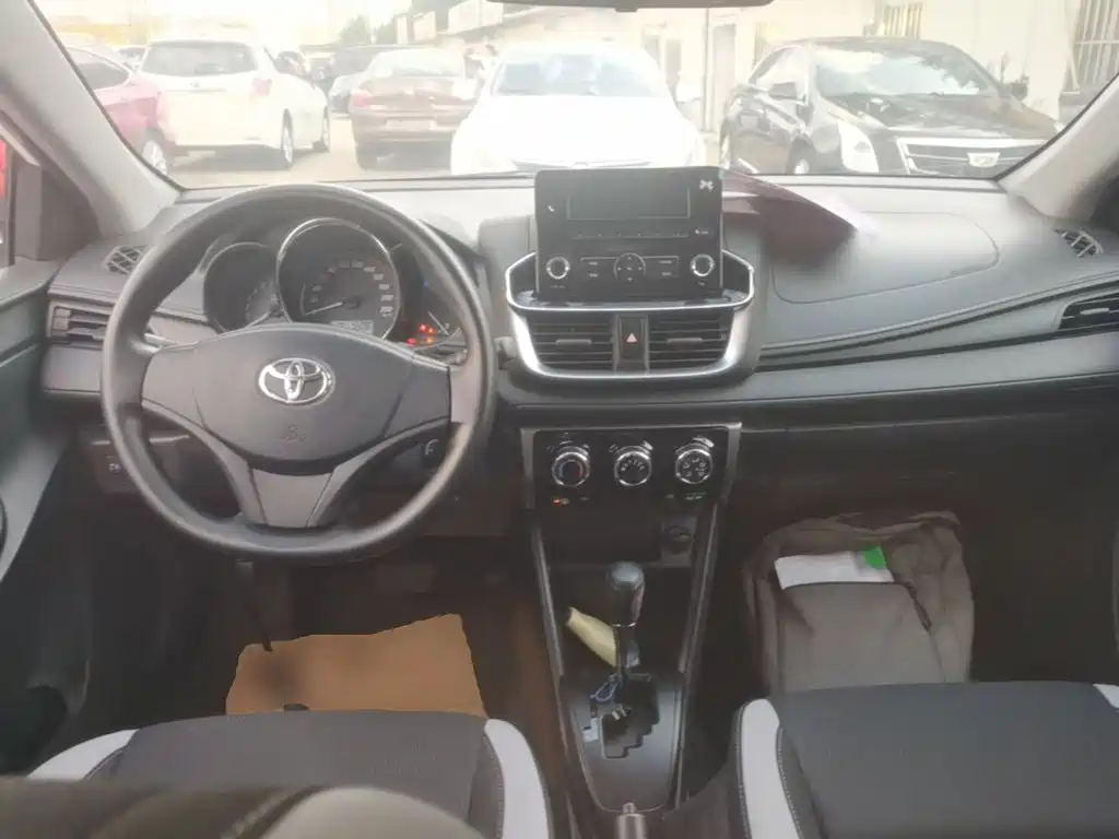 Toyota Yaris L — миниатюра 10