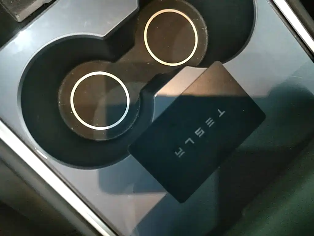 Tesla Model Y — миниатюра 9