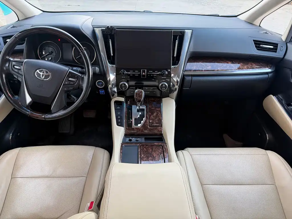 Toyota Alphard — миниатюра 5