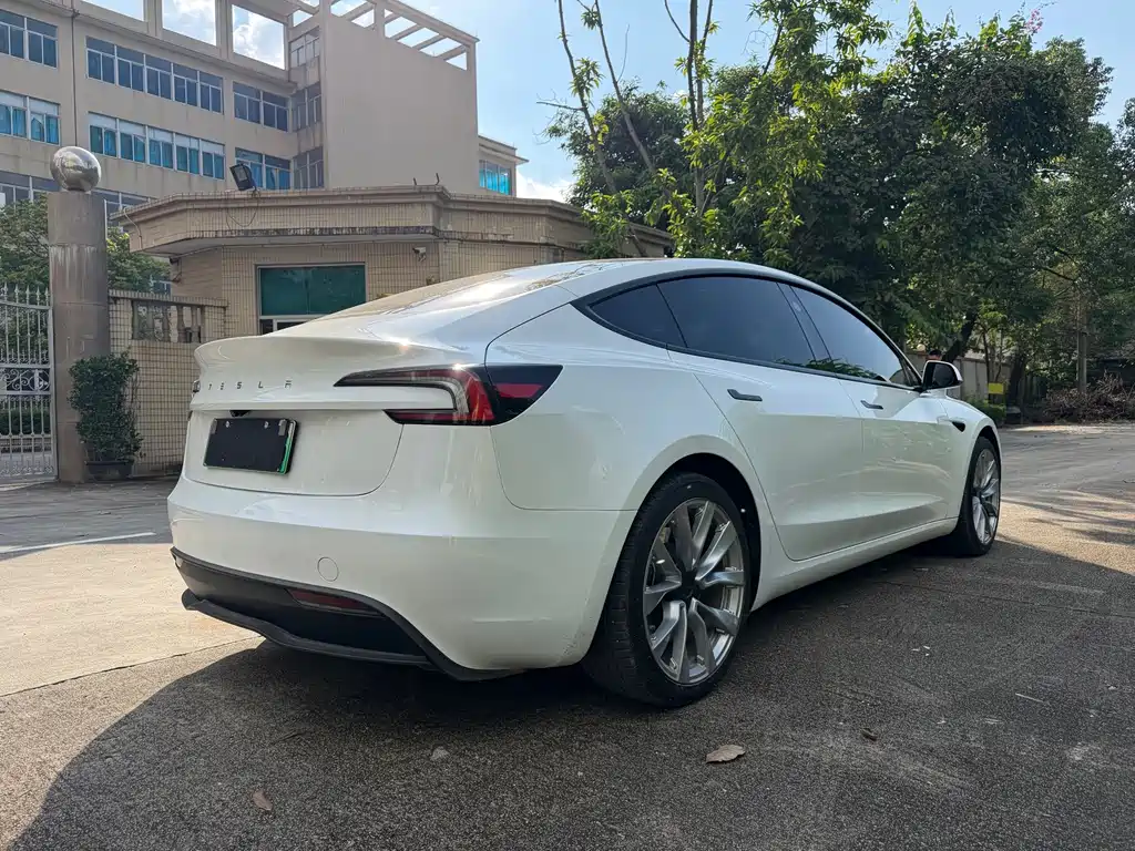 Tesla Model 3 — миниатюра 8