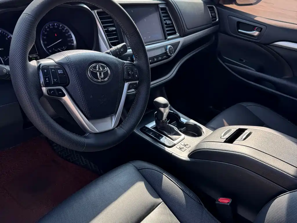 TOYOTA HIGHLANDER