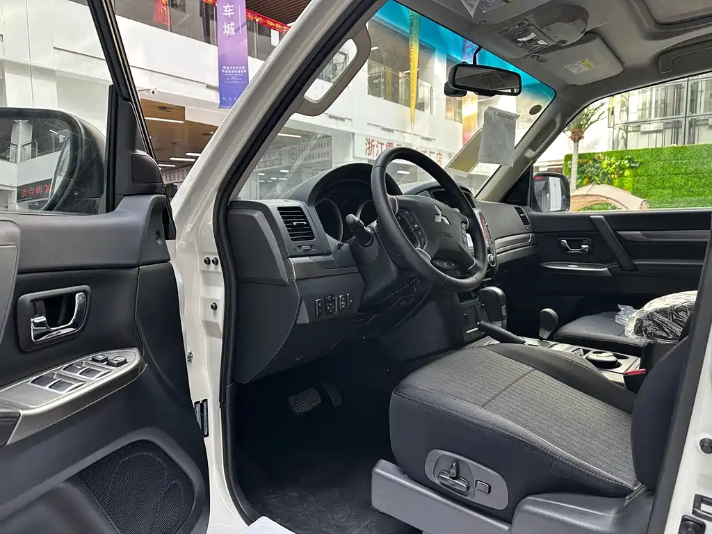 Mitsubishi V93 2020 3.0L AT