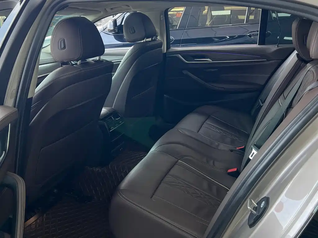 BMW 5 Series — миниатюра 6