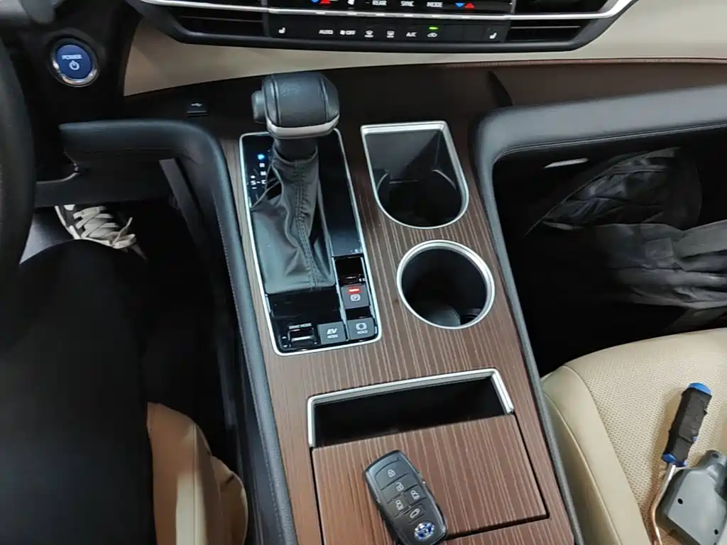 Toyota Granvia — миниатюра 14