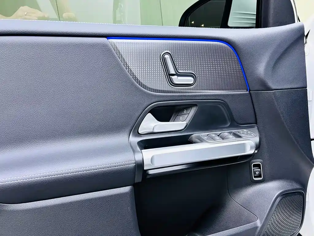 Mercedes-Benz GLB — миниатюра 11