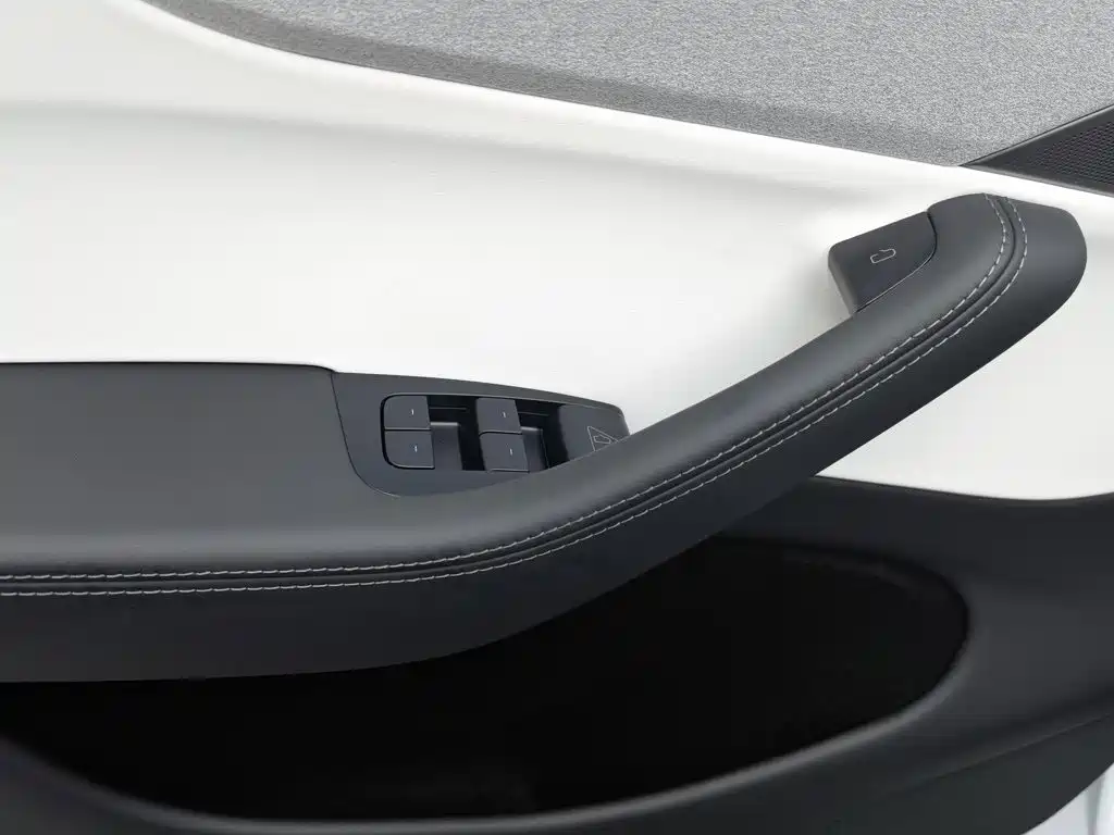 Tesla Model Y — миниатюра 9