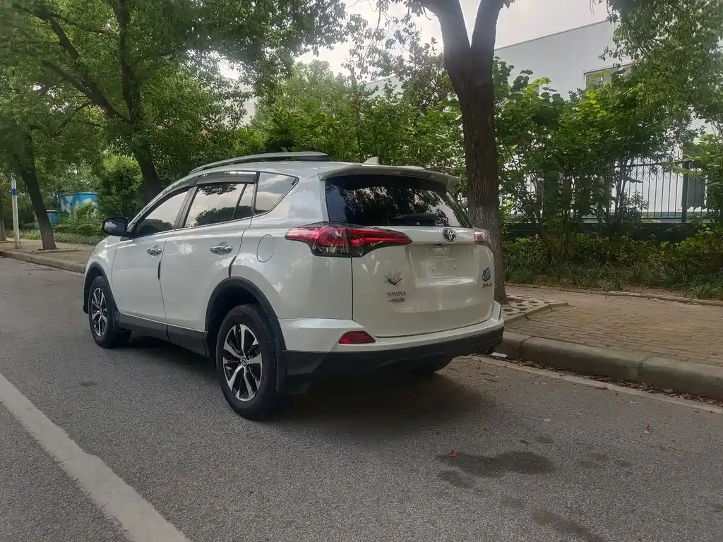 Toyota RAV4 — миниатюра 9