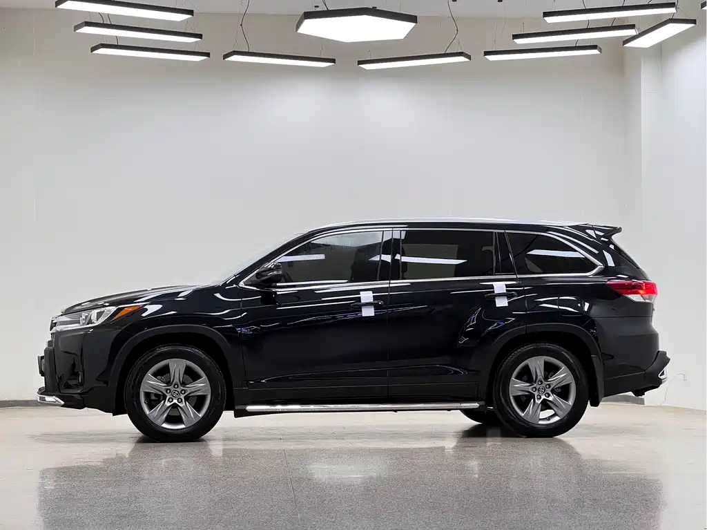 Toyota Highlander 2021 2.0T Luxury 7 мест