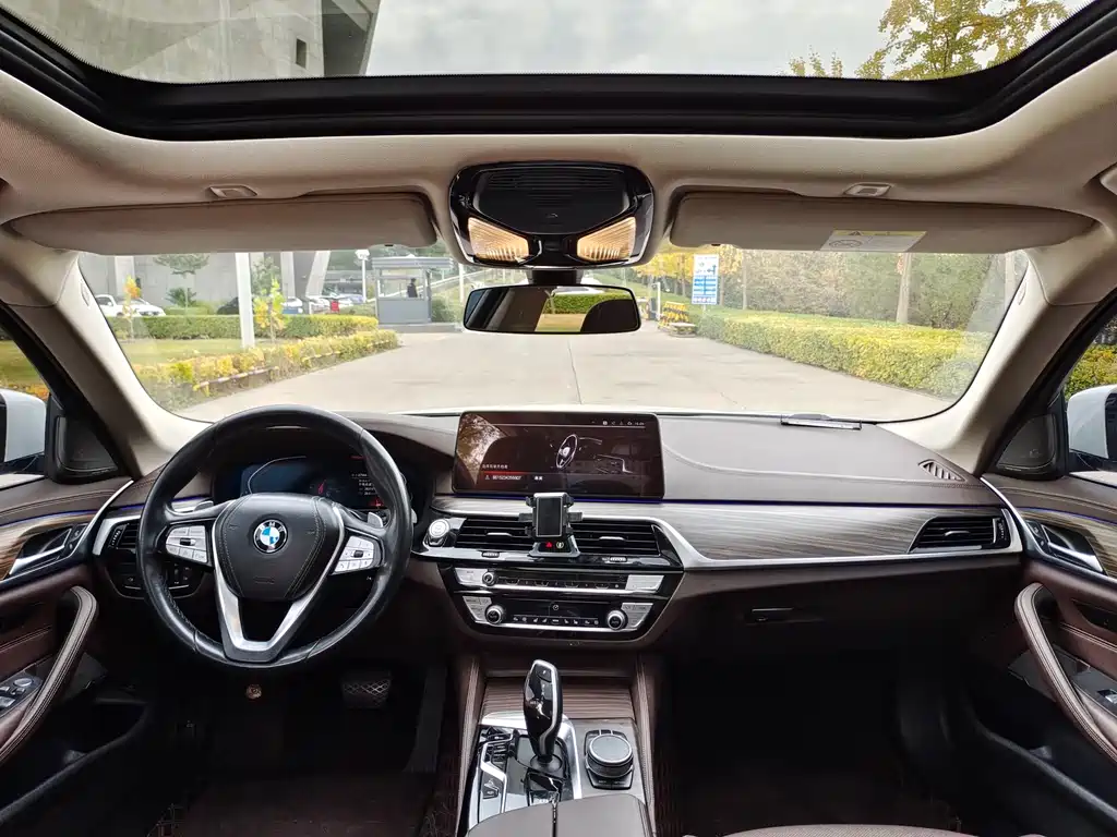 BMW 5 Series — миниатюра 5