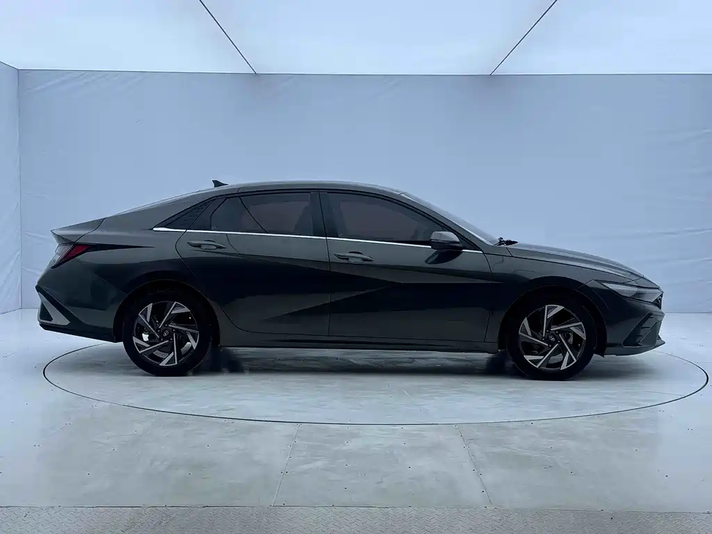 Hyundai Elantra — миниатюра 7