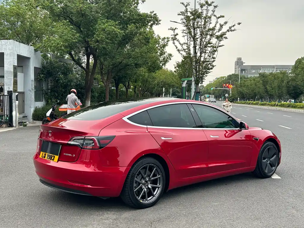 Tesla Model 3 — миниатюра 3