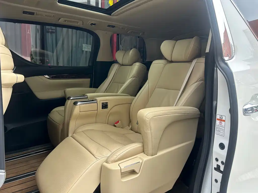 Toyota Alphard — миниатюра 5