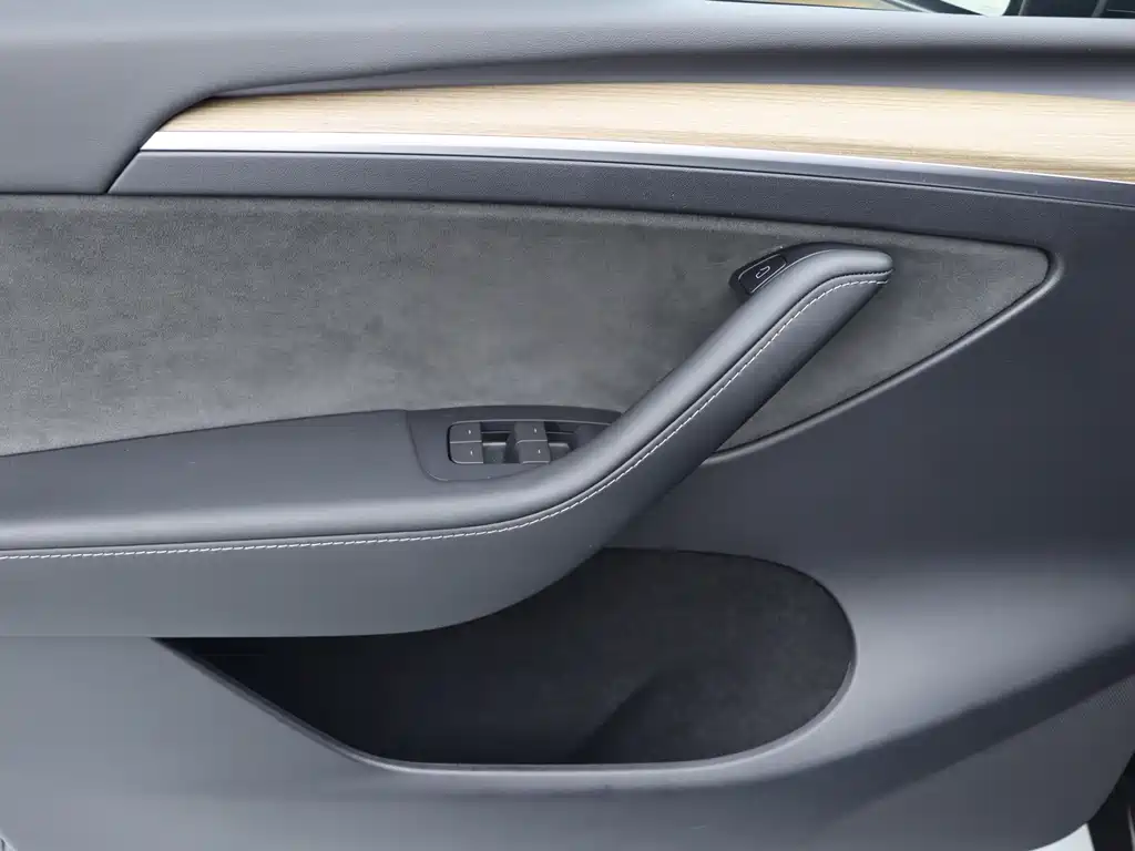 Tesla Model Y — миниатюра 11