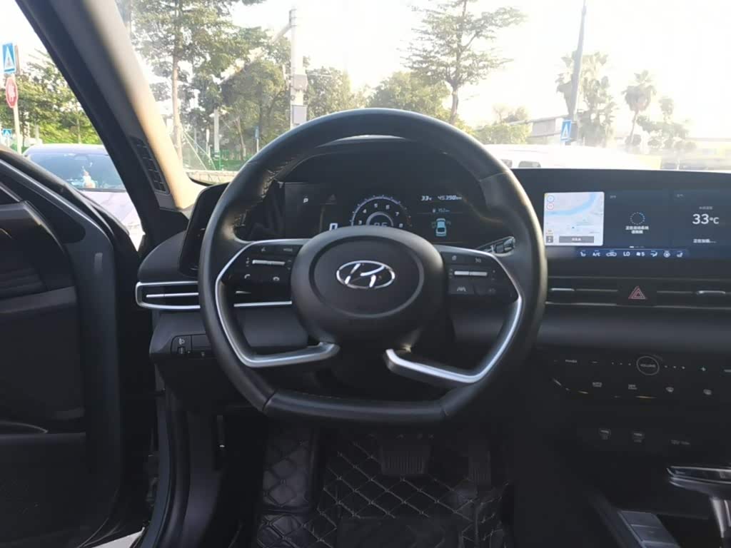 Hyundai Elantra 1.5 л 2022 г. Серебристо-серый, пробег 45400 км