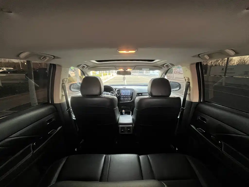 MITSUBISHI OUTLANDER